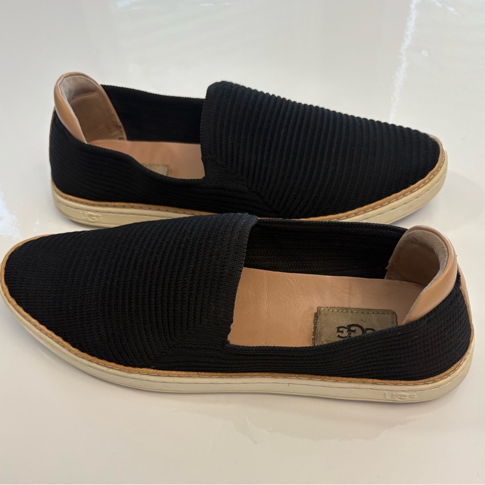 {Sz9}UGG Women’s Black Knit Slip-on